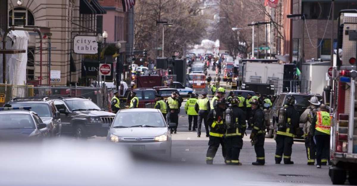 Dupla explosão deixa pelo menos 3 mortos na Maratona de Boston