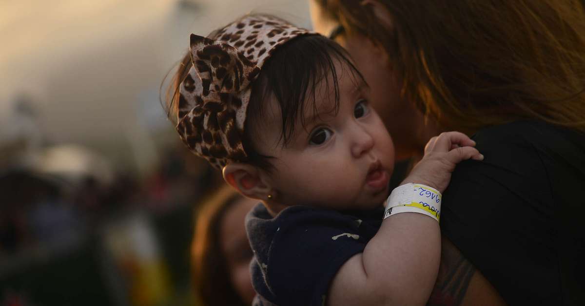 De Mae Para Filhas Familia Vai A Show Do Iron Maiden Com Bebe De 5 Meses