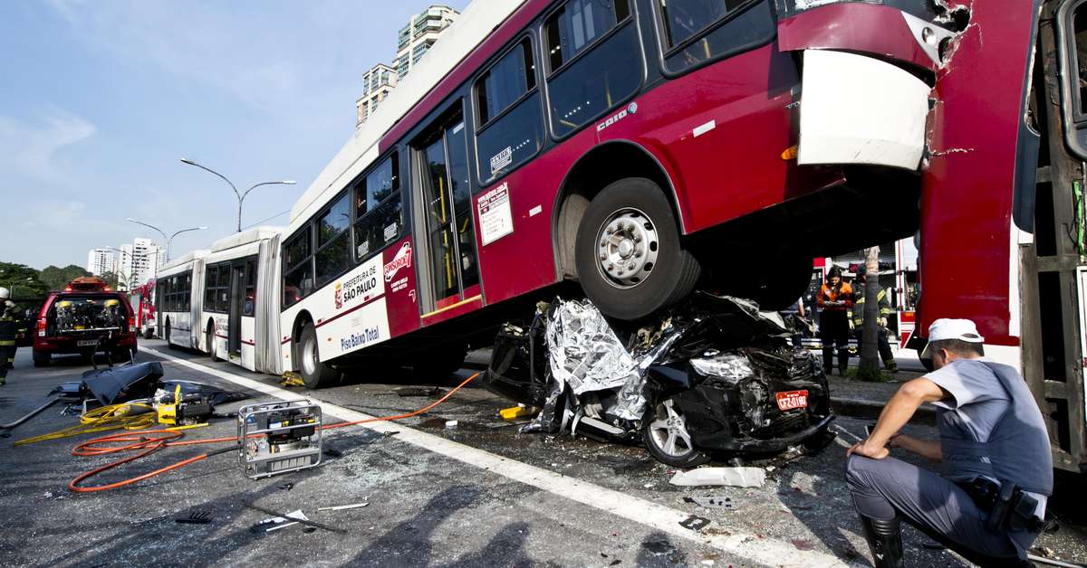 Duas Pessoas Morrem Em Acidente Entre Dois ônibus E Um Carro Em SP