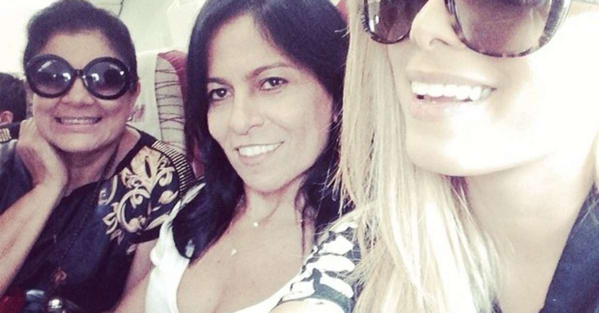 Ao lado da mãe, Anitta reclama de turbulência em avião