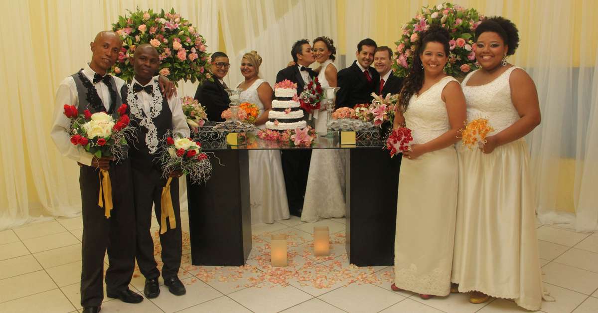 Igreja evangélica realiza casamento coletivo gay em SP