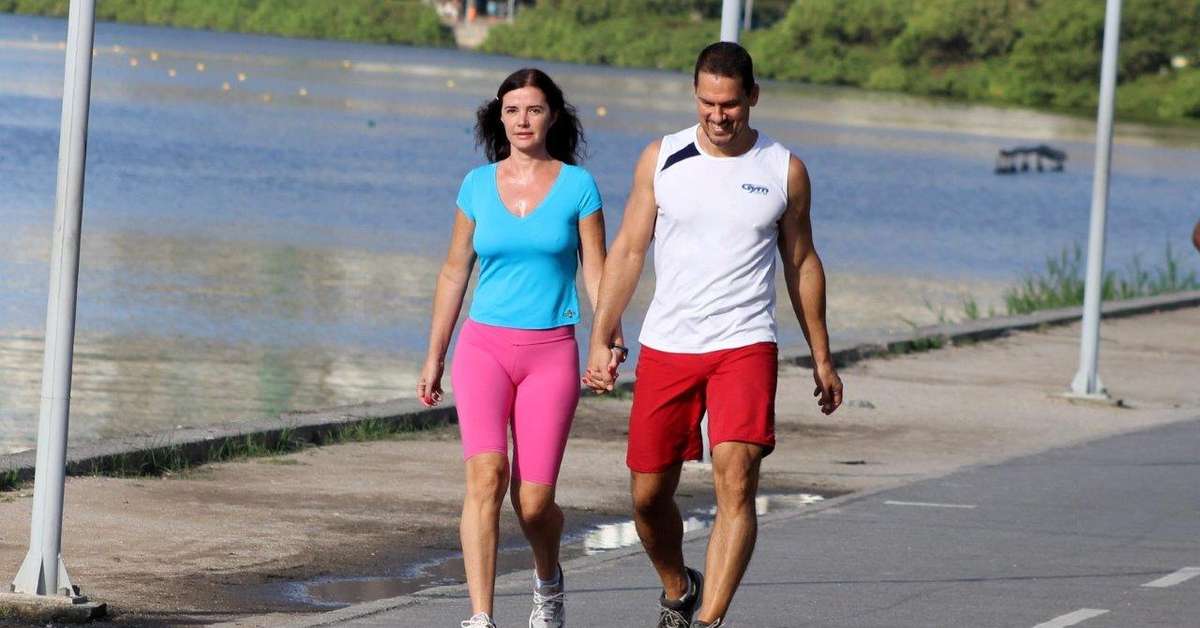 Luma de Oliveira aproveita dia de sol ao lado do namorado Luma de Oliveira aproveita dia de sol ao lado do namorado