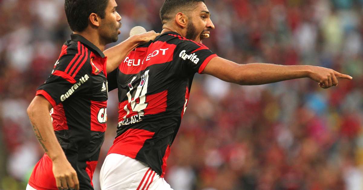 Fla ganha do Corinthians com gol irregular e estanca jejum