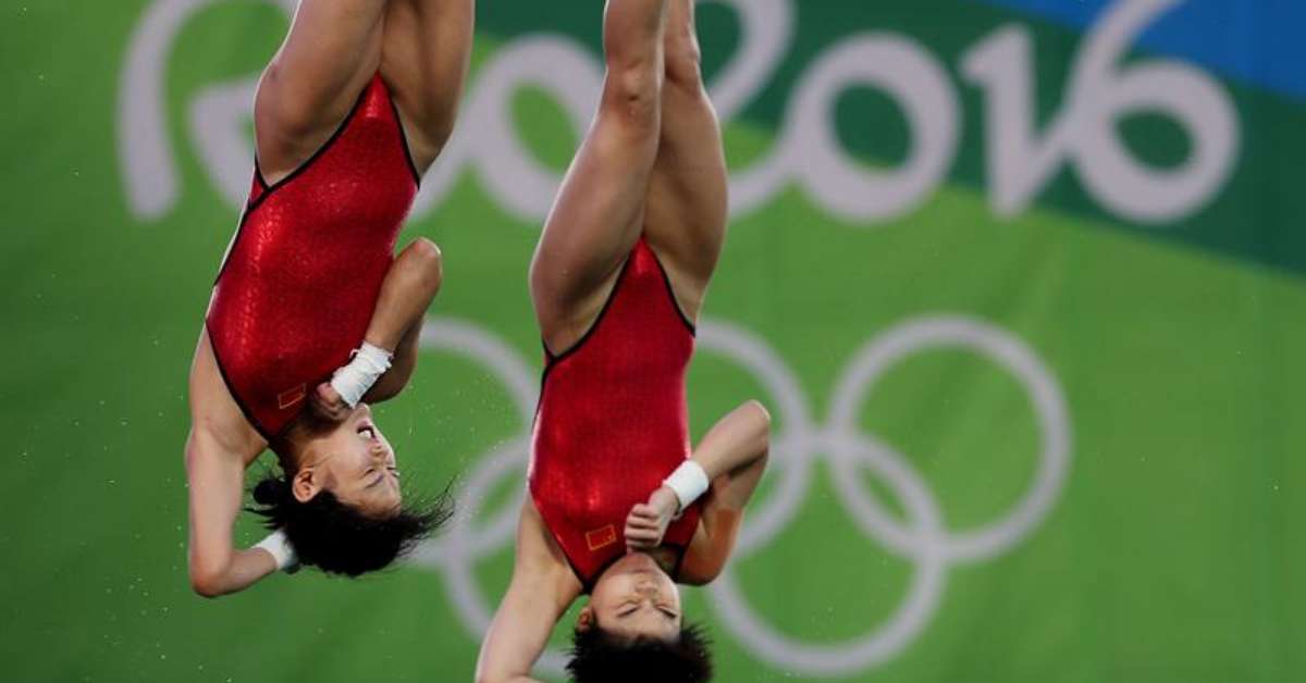 Dupla chinesa conquista ouro nos saltos ornamentais