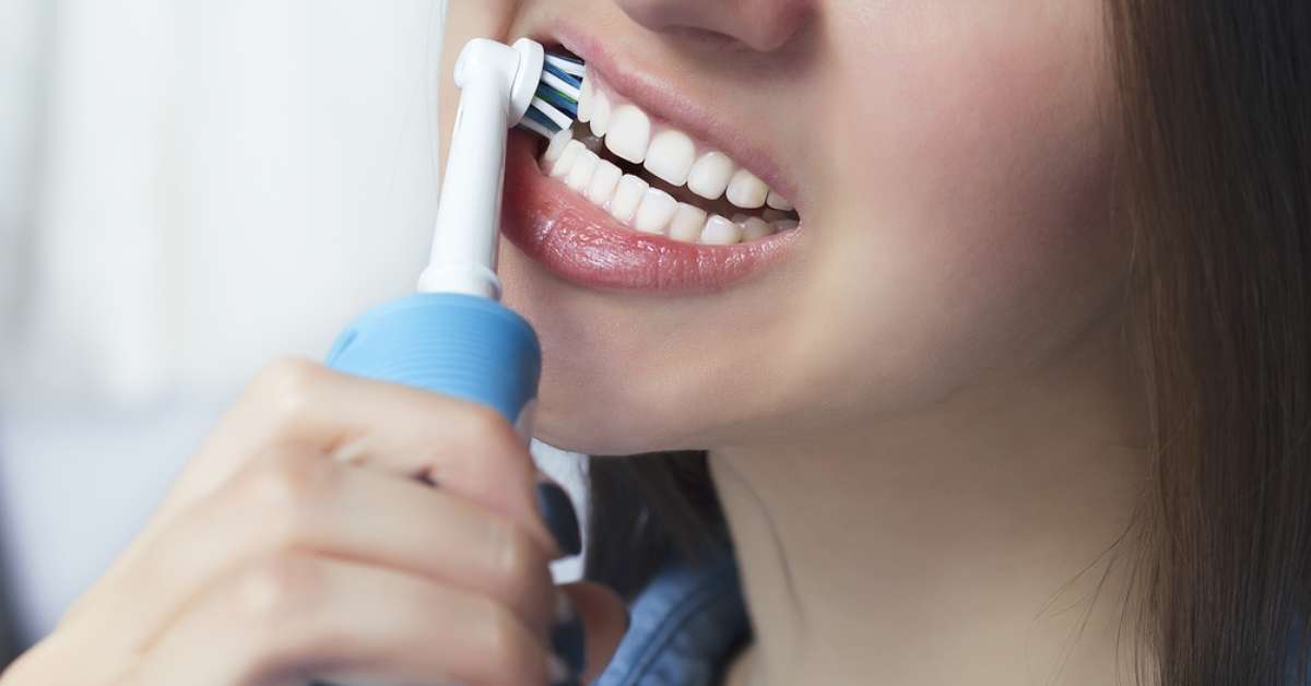 Escova de dentes elétrica ou convencional: qual é melhor?