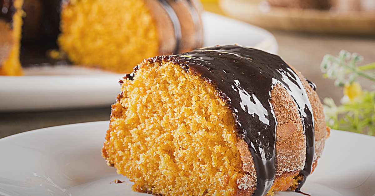 Bolo de cenoura com cobertura de chocolate