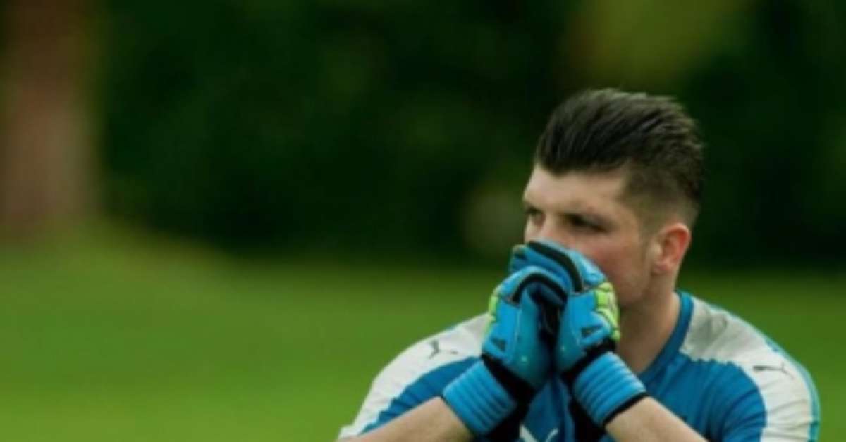 Torcida do São Paulo invade redes de goleiro Tiago Volpi e ...