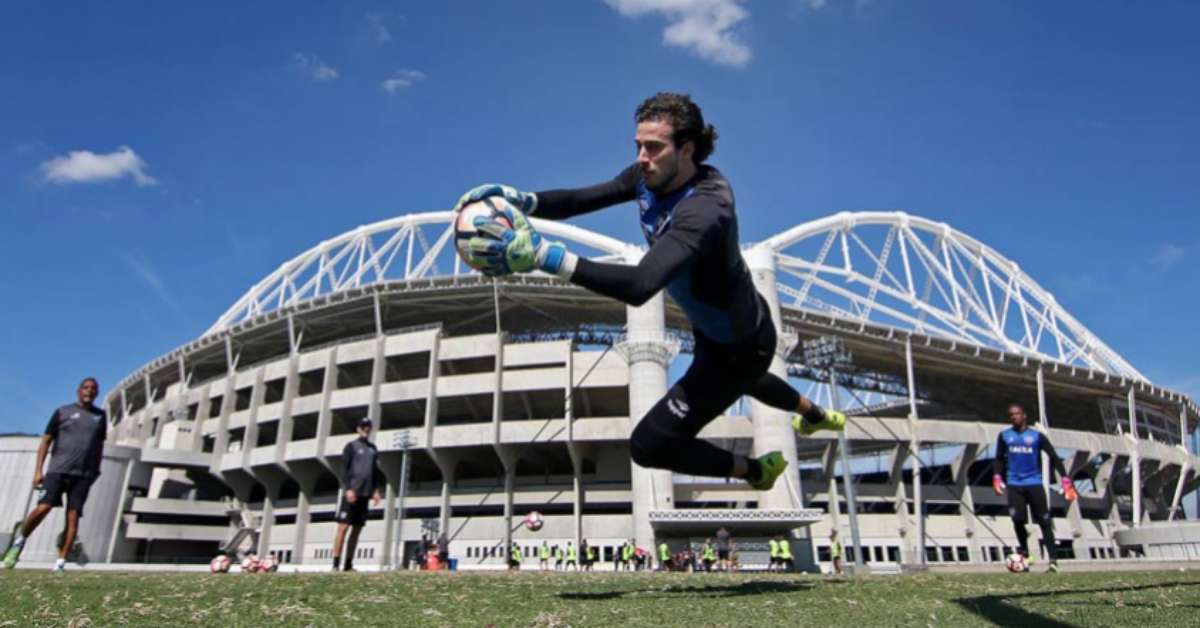 Helton Leite pode ser titular do Botafogo contra a Chapecoense