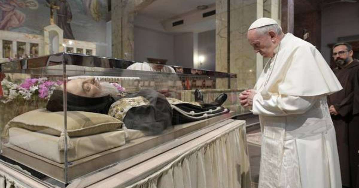 Papa Francisco Venera Corpo De Padre Pio E Faz Peregrinacao