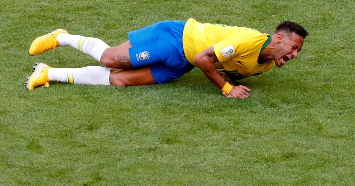 Neymar bate recorde de quedas, mas decide com seu talento