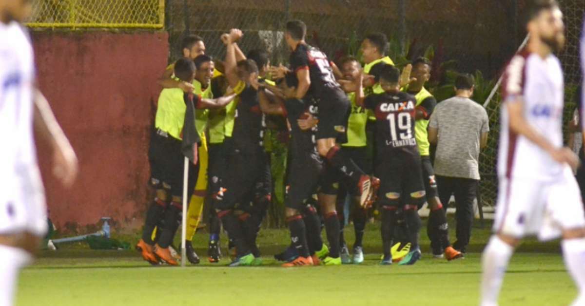 Com gol de André Lima, Vitória bate o Paraná no Barradão