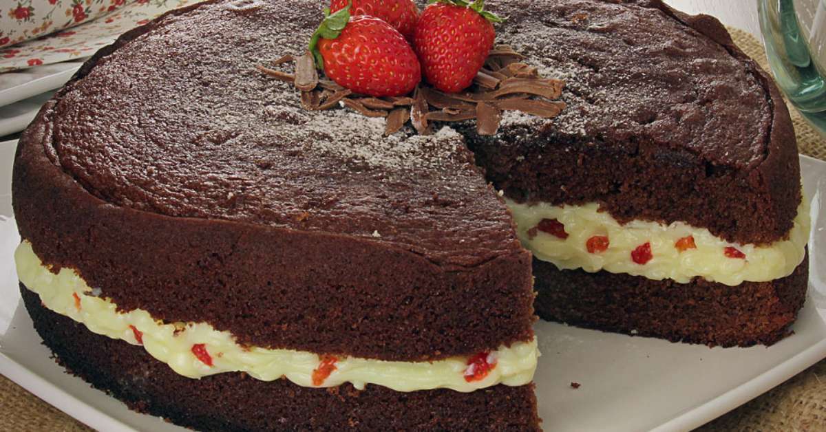 Bolo de chocolate com baba de moça e morango