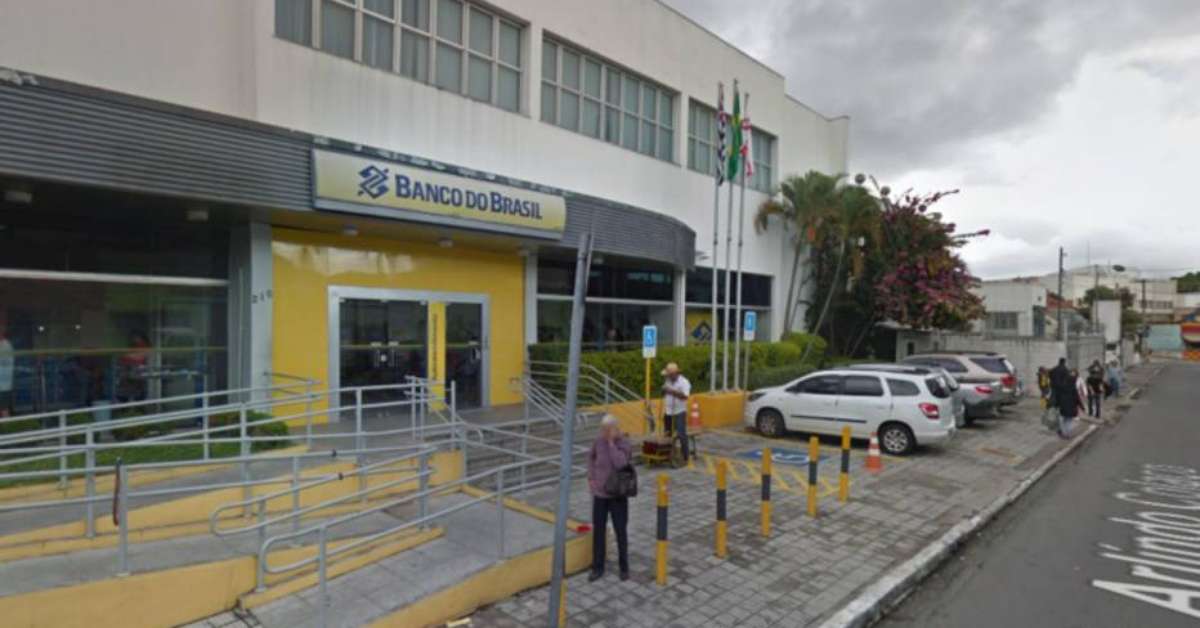 Quatro suspeitos morrem baleados após tentativa de assalto a banco na