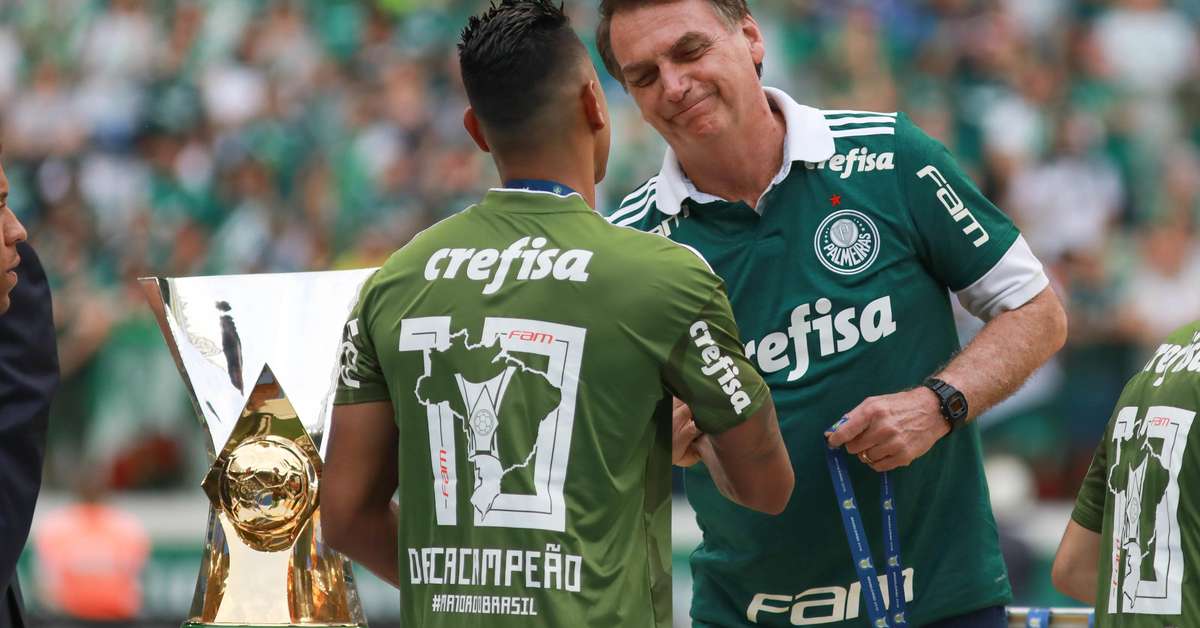 Bolsonaro assiste vitória do Palmeiras e entrega taça