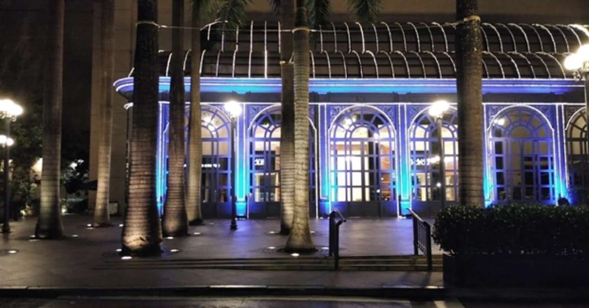Fachada do Shopping Patio Higienópolis Iluminada de Azul pelo Mês do Autismo