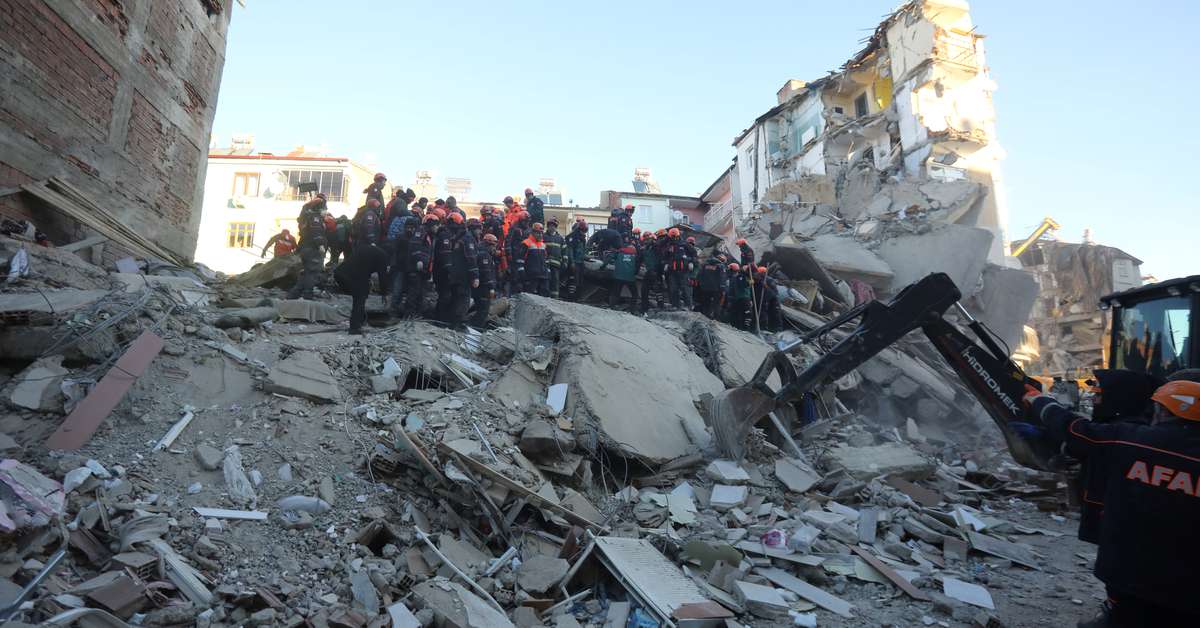 Equipes de resgate buscam sobreviventes após terremoto na Turquia matar