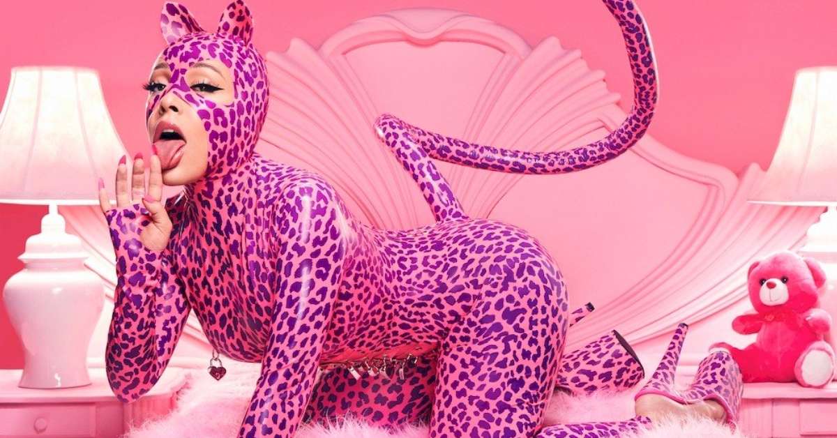 Doja Cat sensualiza e enlouquece no single "Freak"