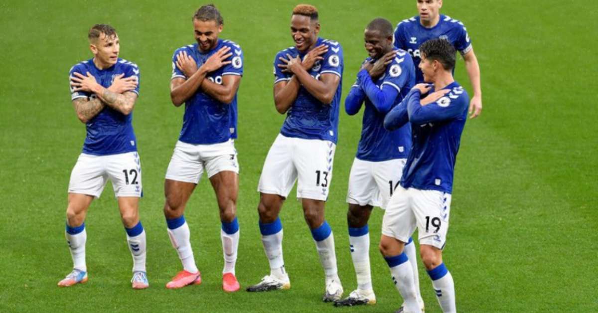 Com dois gols de James Rodrigues, Everton vence o Brighton ...