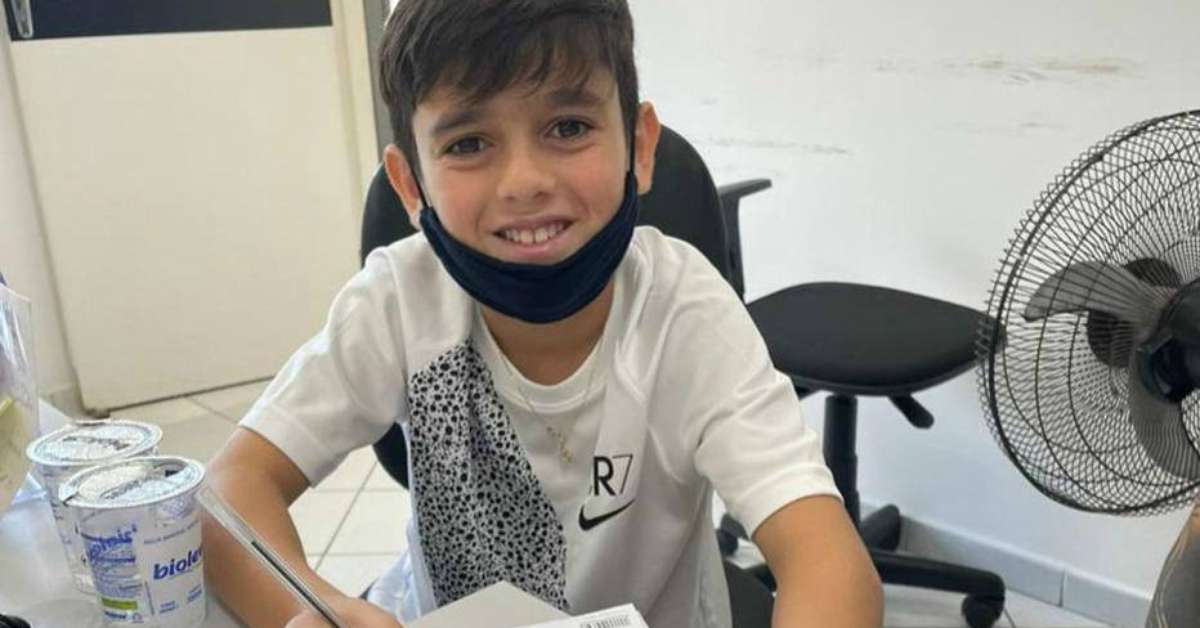 Filho do lateral Fagner, Henrique Lemos, de 11 anos ...