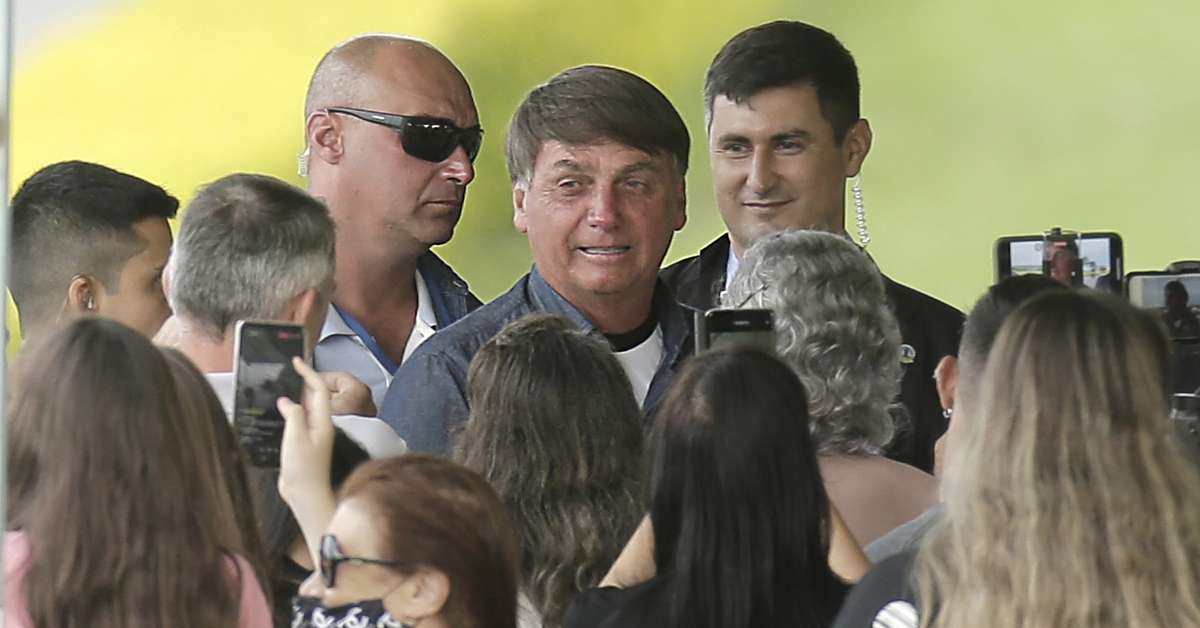 Bolsonaro afirma que Maia e PT 