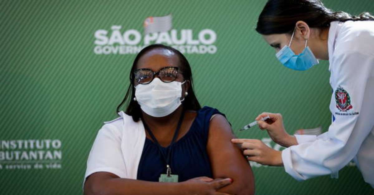 Primeira vacinada contra Covid no Brasil recebe ª dose