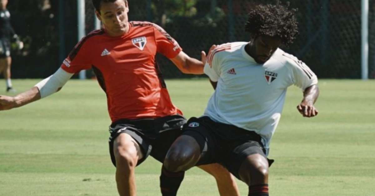 Zagueiro da base do São Paulo comemora treino com o profissional