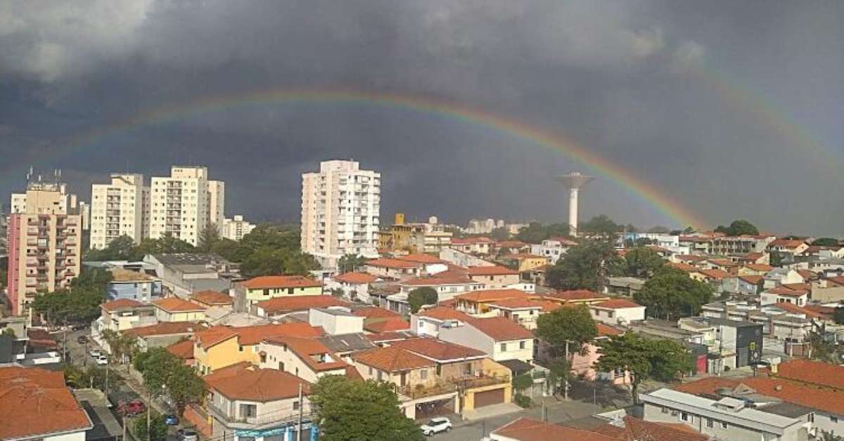 Muita chuva, vento forte e granizo no leste de SP