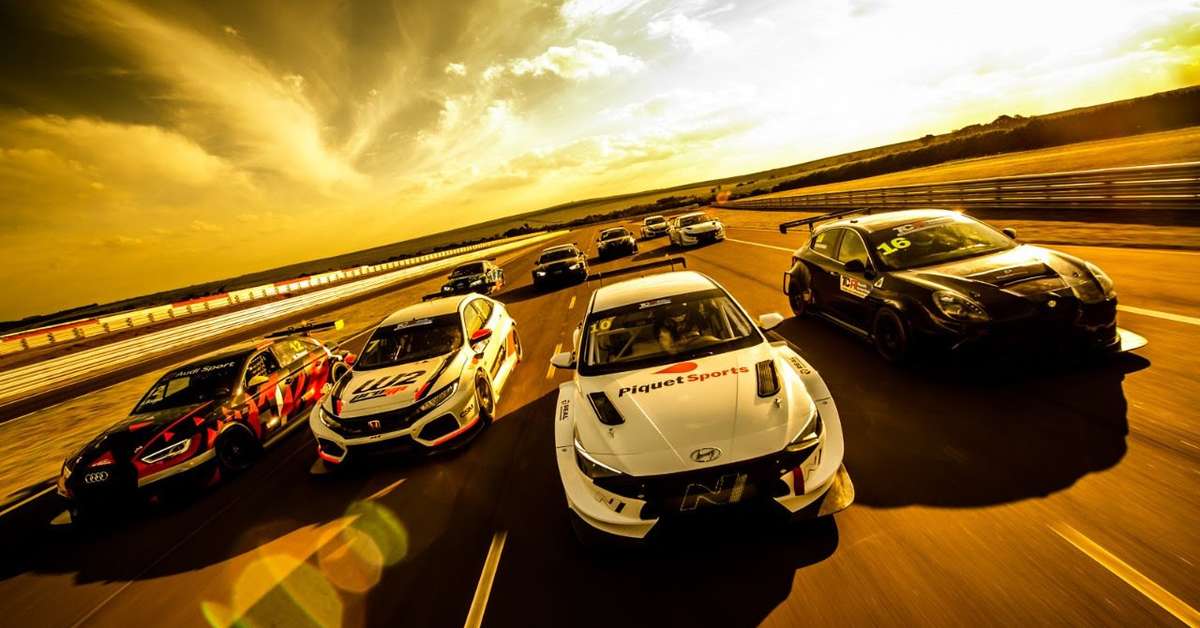 Com dez carros e três marcas, TCR Sul-Americano inicia história com etapa em Interlagos