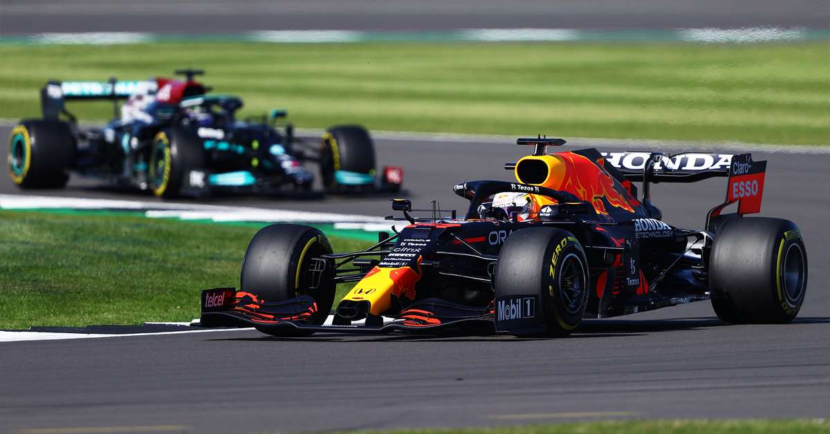 Verstappen passa Hamilton, vence 1ª corrida sprint da F1 e leva pole do