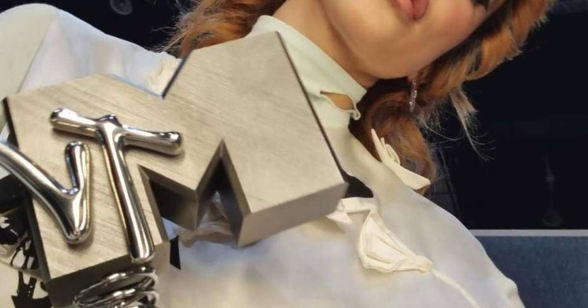 Manu Gavassi ganha prêmio de melhor artista brasileira no EMA 2021; Ed Sheeran é grande vencedor - Terra
