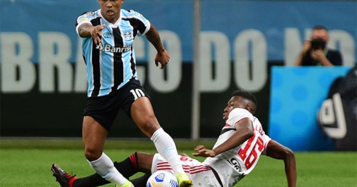 Classificados D 16 Douglas Costa rebate denunciação de forçar cartão amarelo