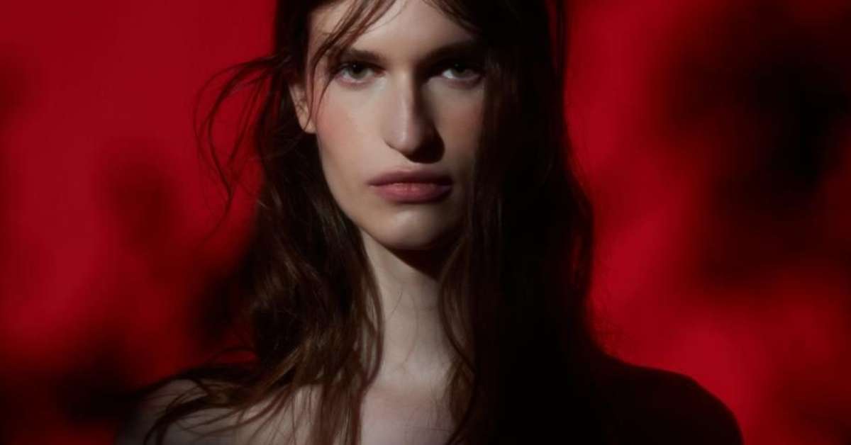 Modelo trans Lana Santucci faz ensaio nu para Bob Wolfenson - Terra