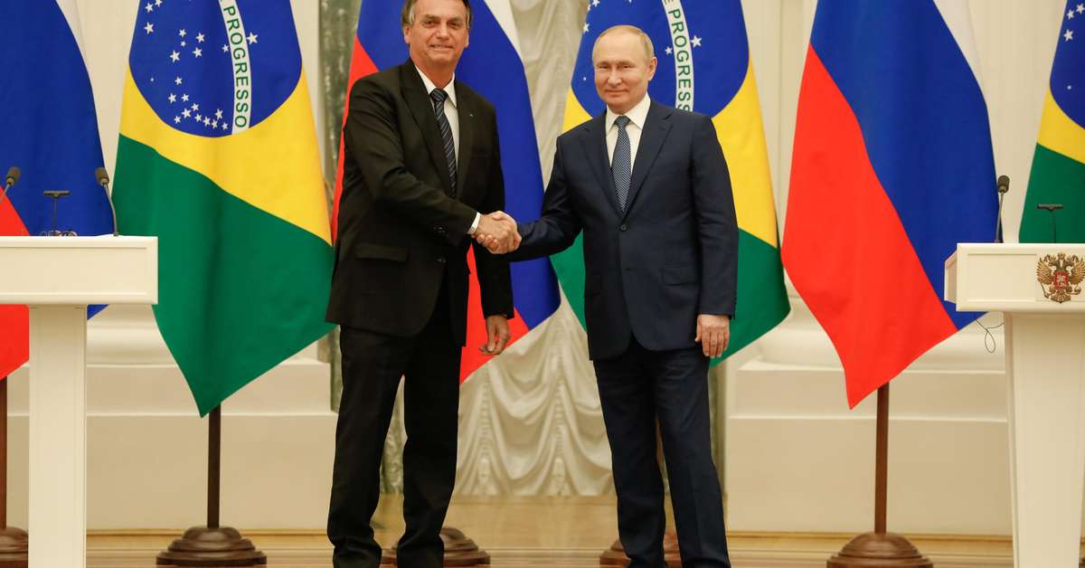 Find out why Bolsonaro took a picture next to Putin in Russia