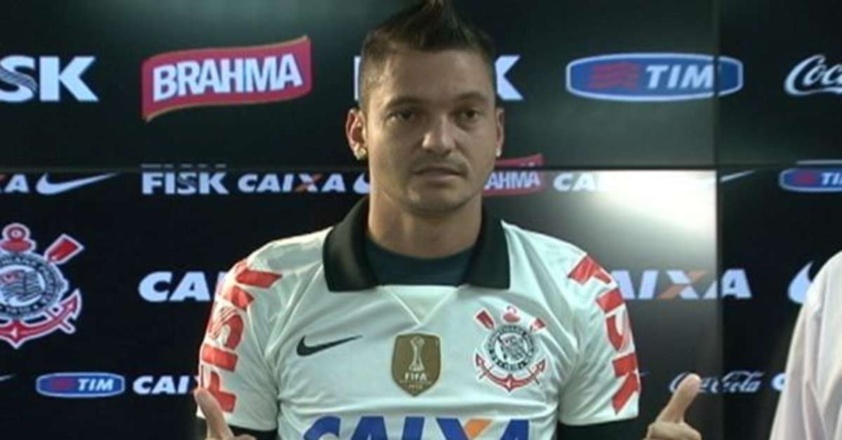 Corinthians apresenta o lateral Diego Macedo