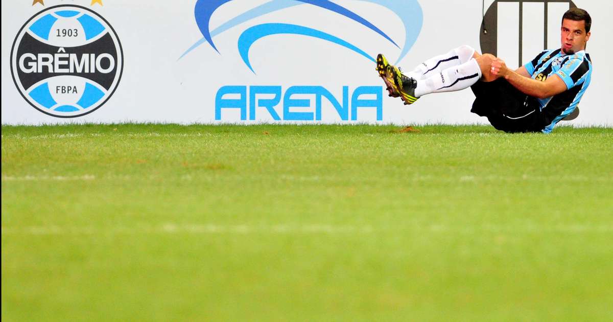 Jogar futebol no campo com uma bola marcar um gol imitação de um jogo de  futebol