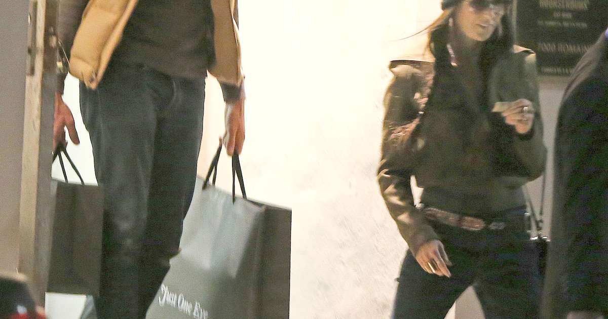 Demi Moore faz compras de Natal de última hora