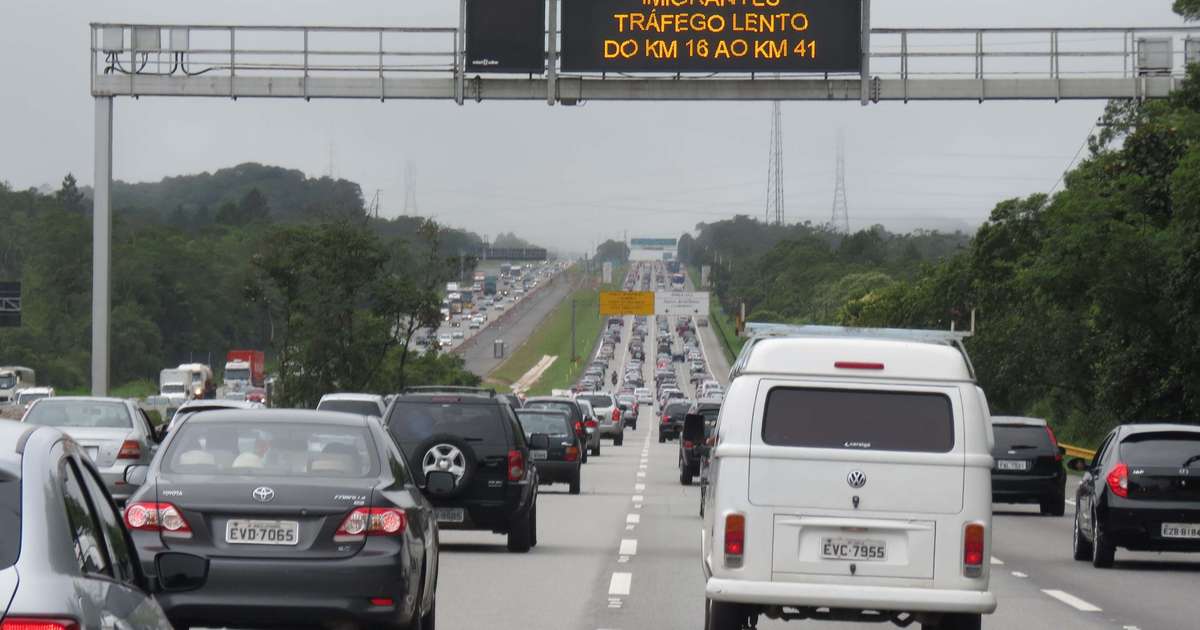 Descida para o litoral de SP se normaliza no fim da noite