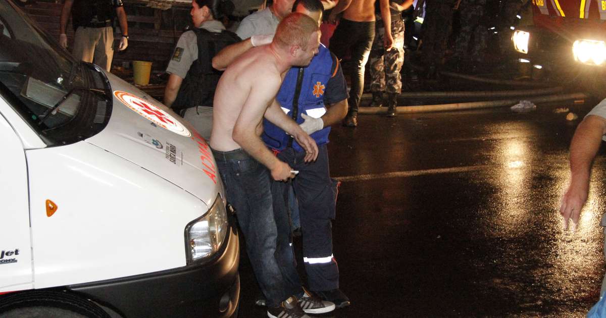 Carro pega fogo minutos após mulher estacionar em praça no centro de Palmas, Tocantins