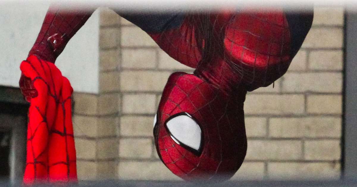 De cabeça para baixo, Andrew Garfield filma novo Homem-Aranha