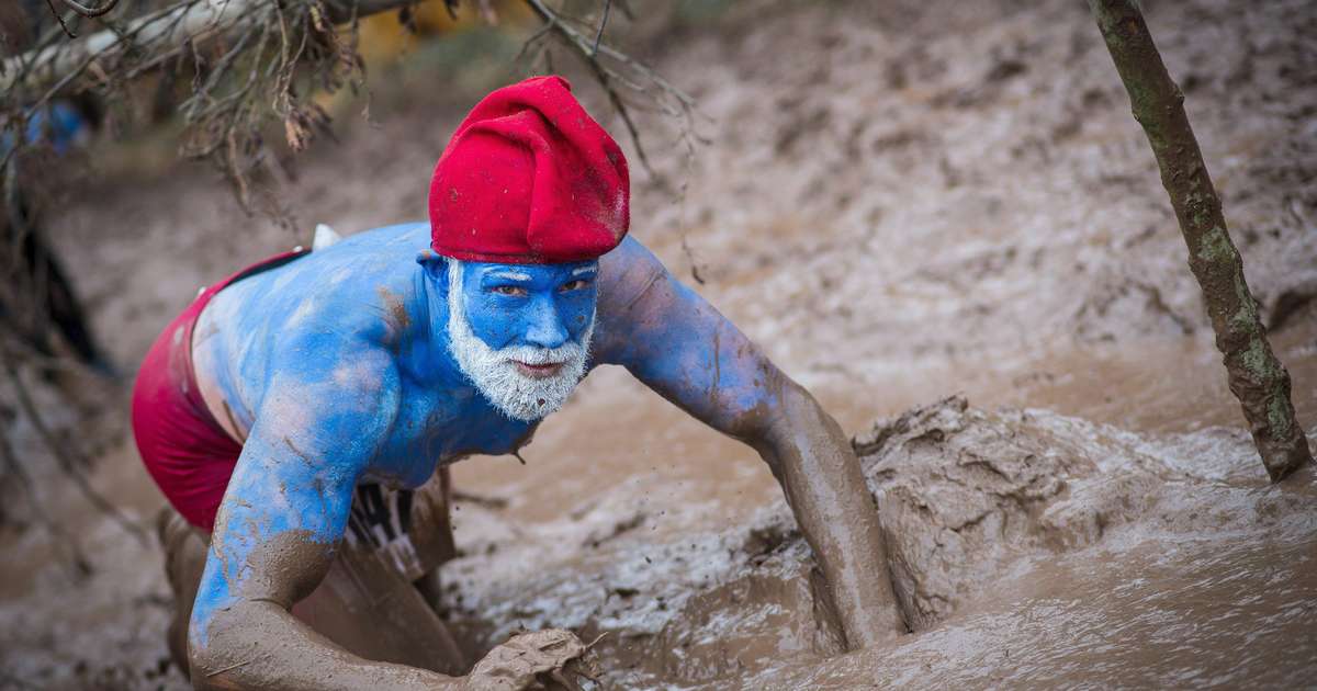 Corrida na lama reúne 3 mil pessoas e Papai Smurf na Alemanha