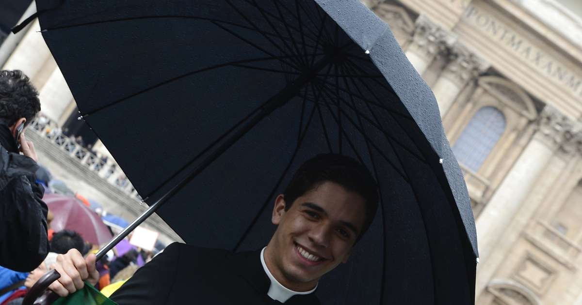 Fumaça preta no segundo dia não desanima brasileiros no Vaticano