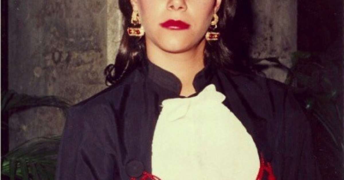 Narcisa posta foto de quando se formou advogada "vintage"