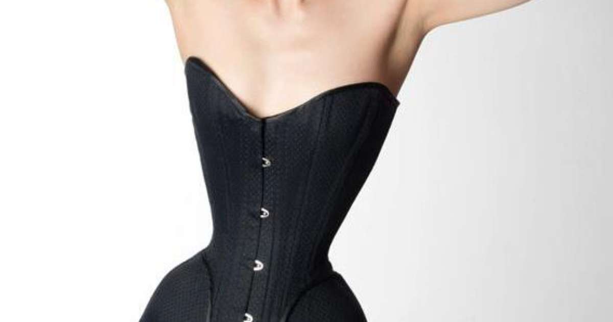 Alemã usa corset para ter 38 cm de cintura