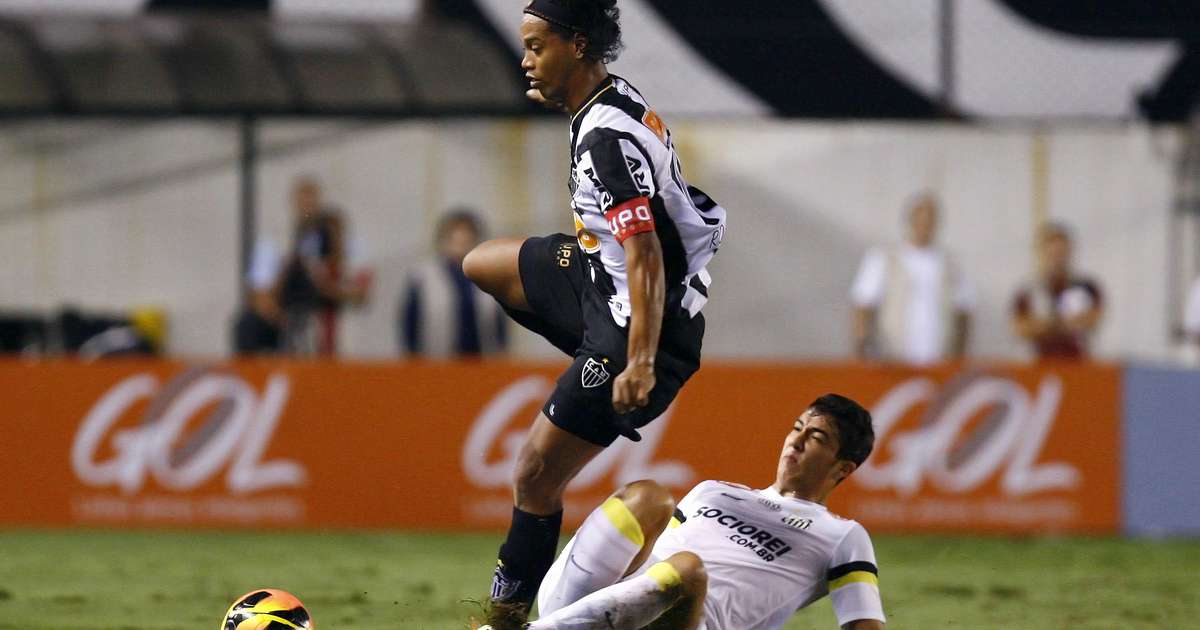 Turcos dizem que Ronaldinho aceitou proposta do Besiktas; jogador nega