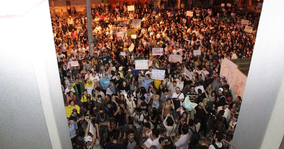 Moradores fazem caminhada e pedem paz durante manifestação em