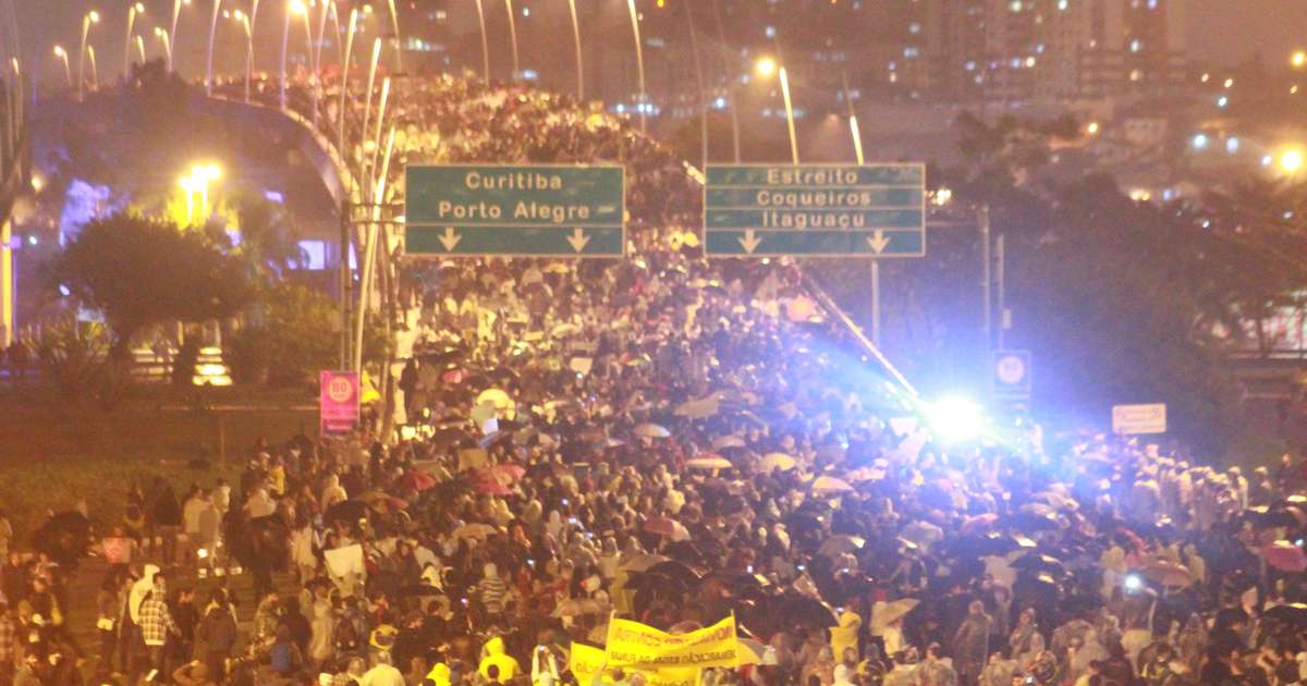 História de amor casal fica sob o guarda-chuva na rua da noite