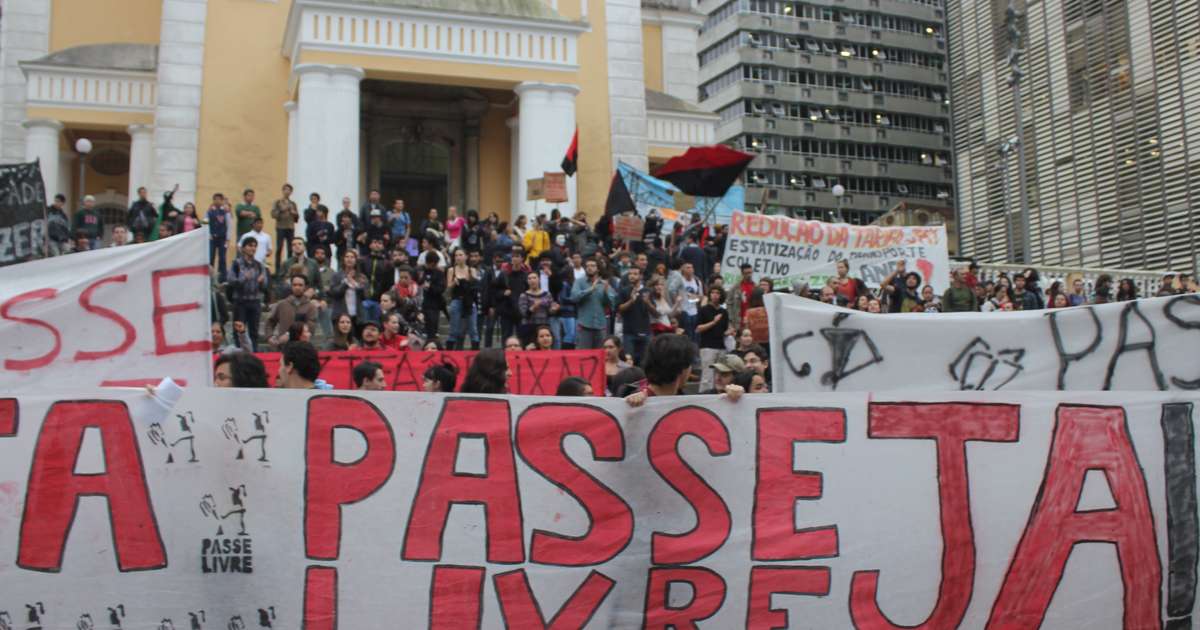 Moradores fazem caminhada e pedem paz durante manifestação em