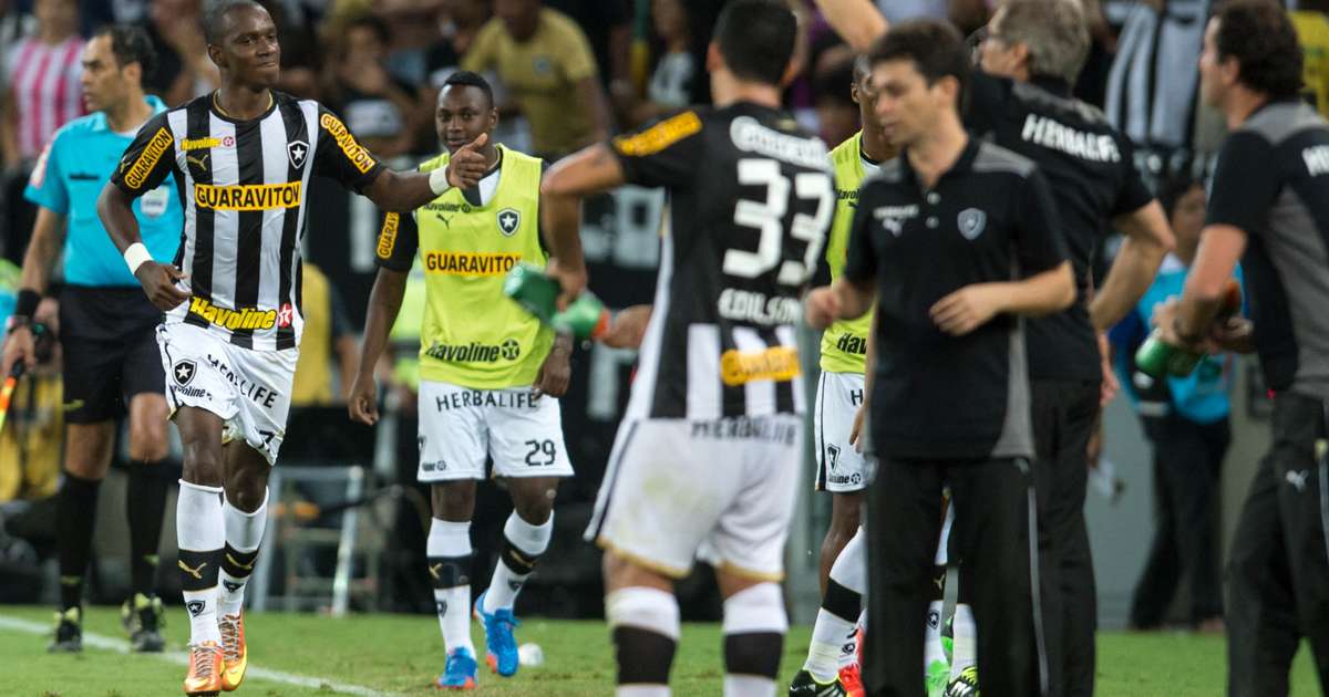 Botafogo vence Corinthians com gol de xodó no fim e segue caça a líder