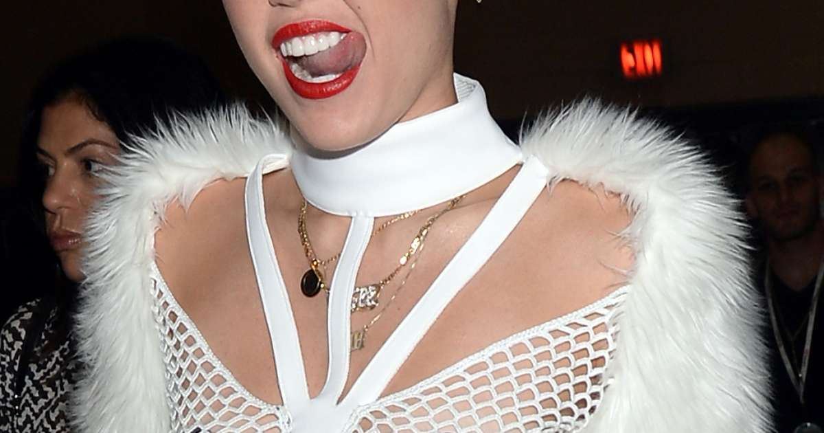 Com Adesivos Nos Seios Miley Cyrus Vai Seminua Em Festival