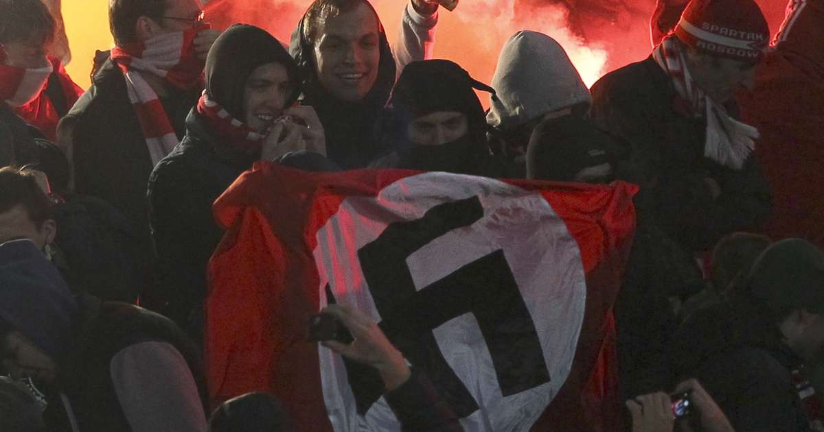 Após racismo, torcida na Rússia causa confusão e exibe bandeira